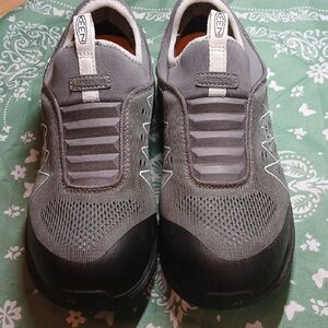 Keen Women's Black and Gray Athletic Slip-On Shoes. Carbon Toe. Worn Once.